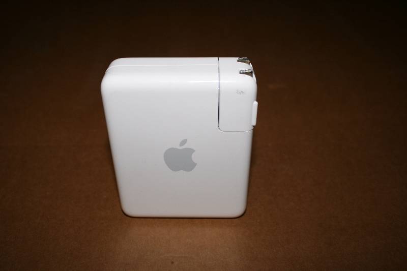 lot 28 image: Apple Airport Express wSet Up Guide & Set Up Disc.