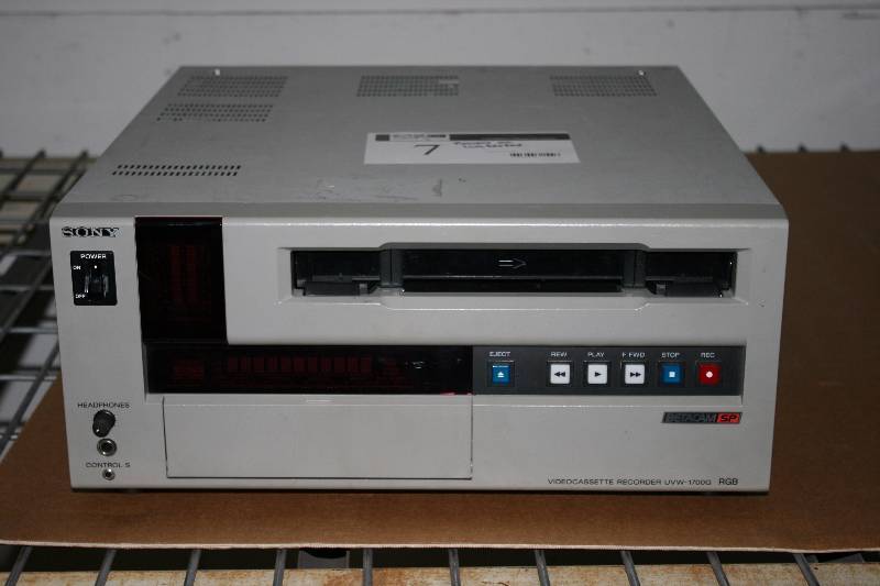 lot 7 image: Sony Betacam SP Videocassette Recorder UVW-1700G RGB Powers On & Untested.
