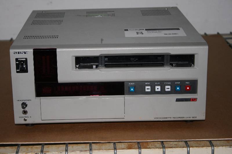 lot 8 image: Sony Betacam SP Videocassette Recorder UVW-1700G RGB Powers On & Untested.