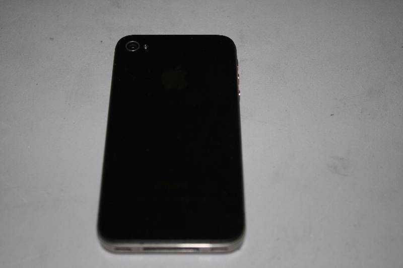 lot 6 image: Iphone 4 Verizon 8GB Black.