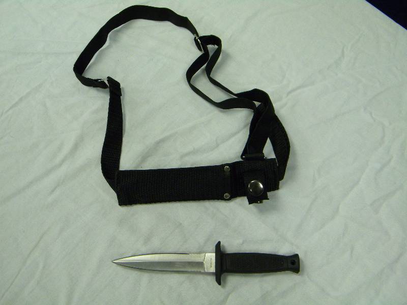 lot 32 image: Knife