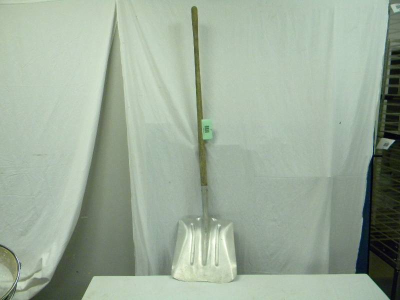 lot 46 image: Aluminum Shovel