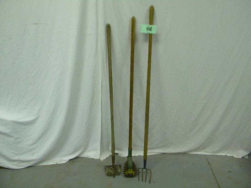 lot 52 image: 3 Lawn & Garden Tools