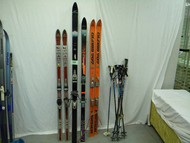 lot 131 image: Downhill Skis