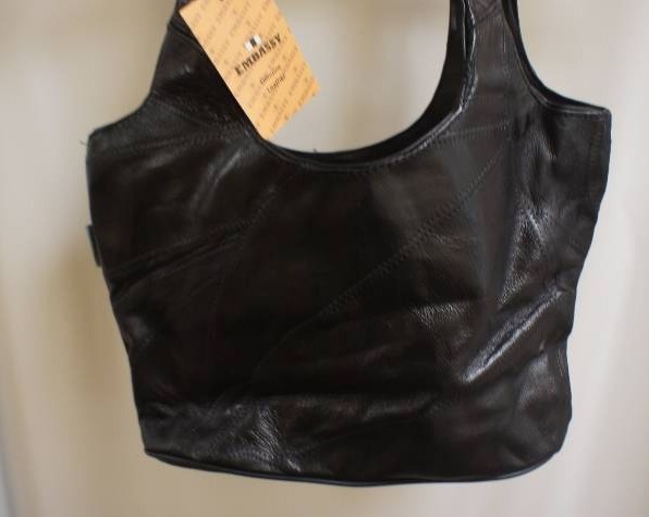 lot 17 image: Embassy Genuine Leather Purse