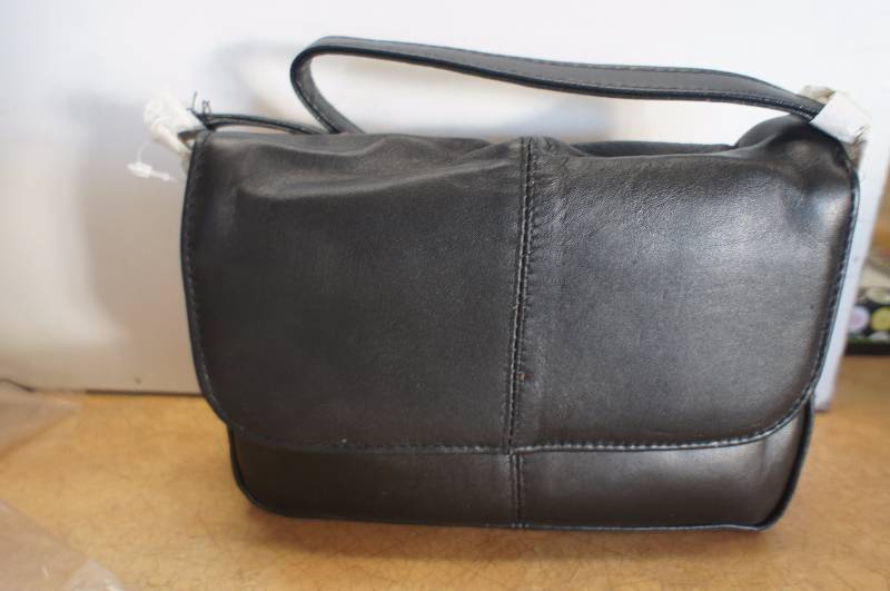 lot 18 image: Genuine Lambskin Leather Flap-Over Purse