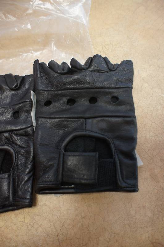 lot 22 image: Leather Gloves