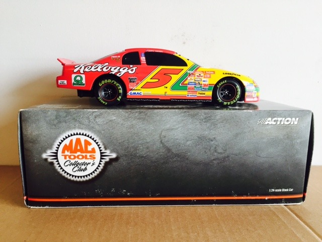 lot 7 image: TERRY LABONTE 1999 MONTE CARLO #5 KELLOGGS MAC TOOLS 124 NASCAR