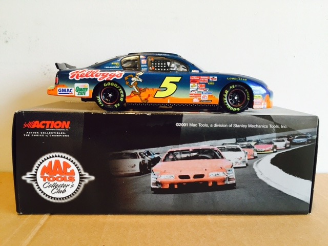 lot 8 image: TERRY LABONTE 2001 MONTE CARLO, #5 KELLOGGSLOONEYS TUNES