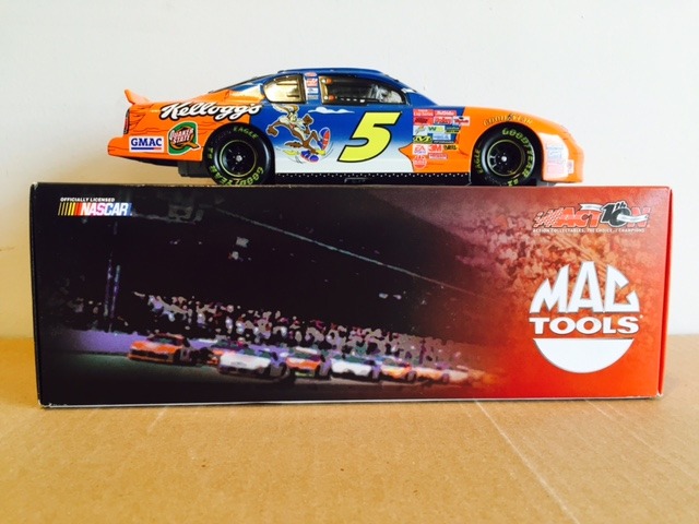 lot 9 image: TERRY LABONTE 2002 MONTE CARLO, #5 KELLOGGSLOONEYS TUNES REMATCH