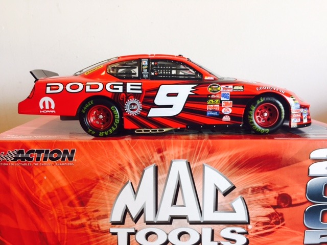 lot 22 image: KASEY KAHNE #9 DODGE DEALERS 2005 CHARGER