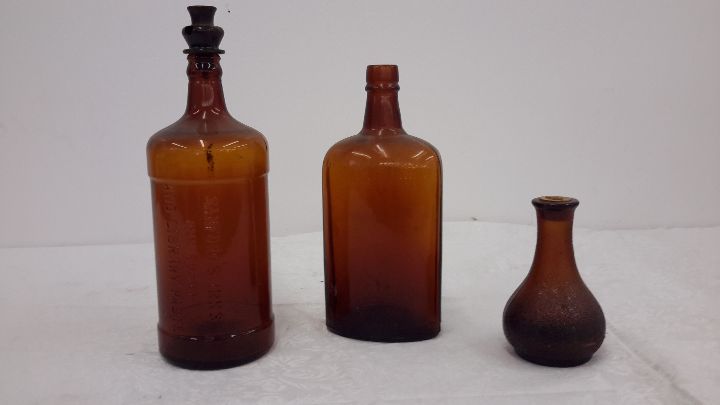 lot 4 image: collectable brown glass