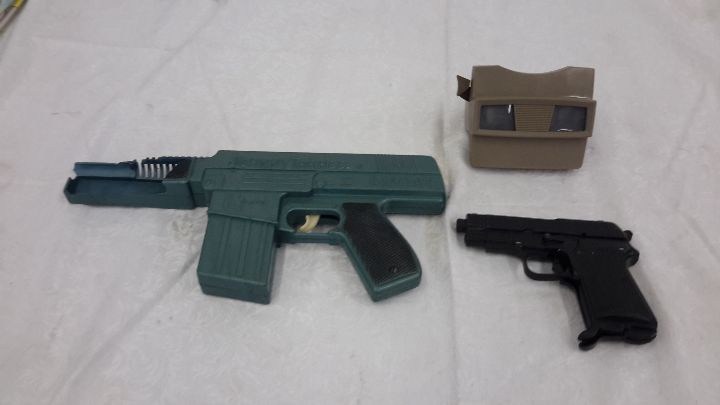 lot 93 image: Plastic toy guns, sawyers view-master