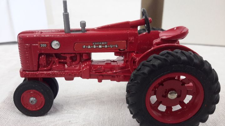 lot 113 image: Farmall 300 143