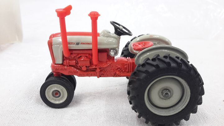 lot 114 image: Ford 901 143