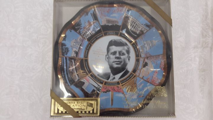 lot 152 image: Commemorative Dish