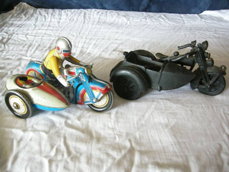 lot 1 image: 2 Metal Motorcycles (Toys)