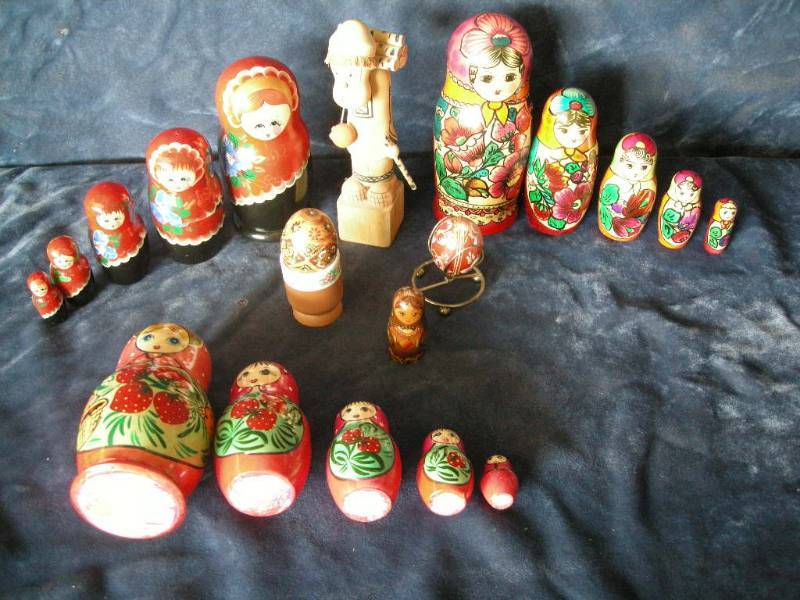 lot 12 image: Russian nesting dolls