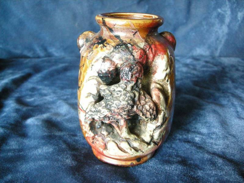 lot 14 image: Sumida Ware vase