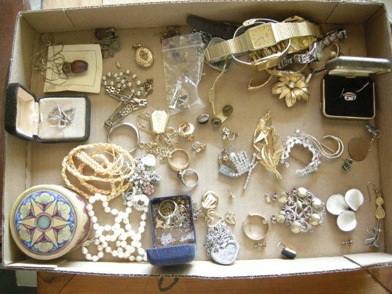 lot 15 image: Jewelry lot