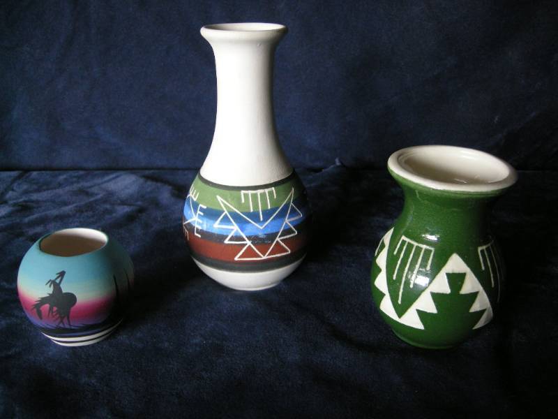lot 32 image: Native American pottery pieces