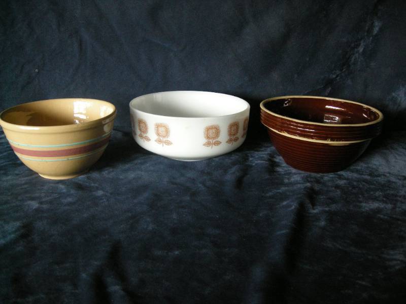 lot 39 image: AntiqueVintage bowls