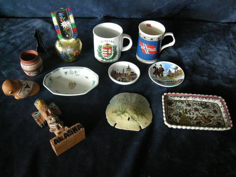 lot 50 image: Souvenir travel items