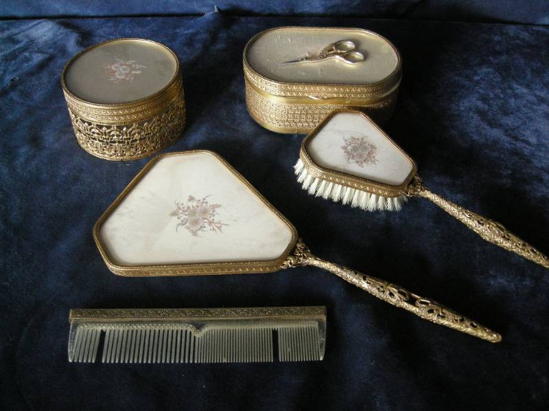 lot 52 image: Antique dresser set