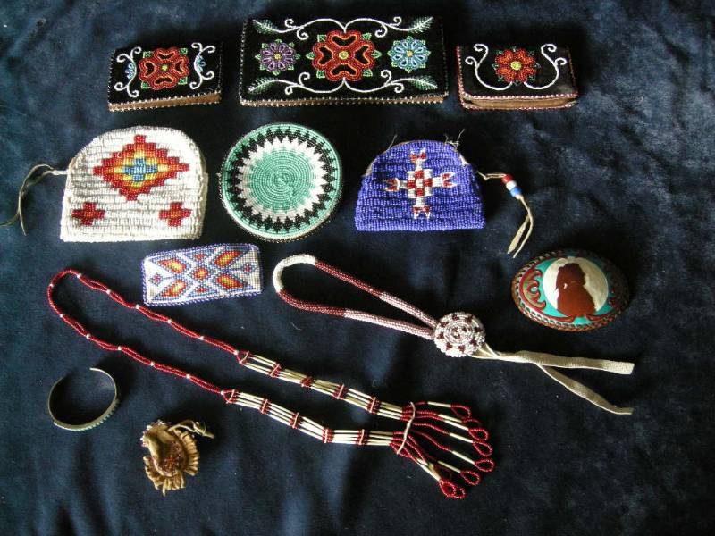 lot 60 image: Native American beaded items