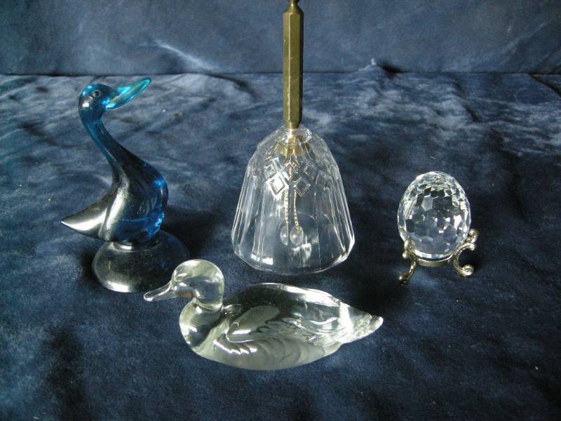 lot 63 image: Collector glass figurines