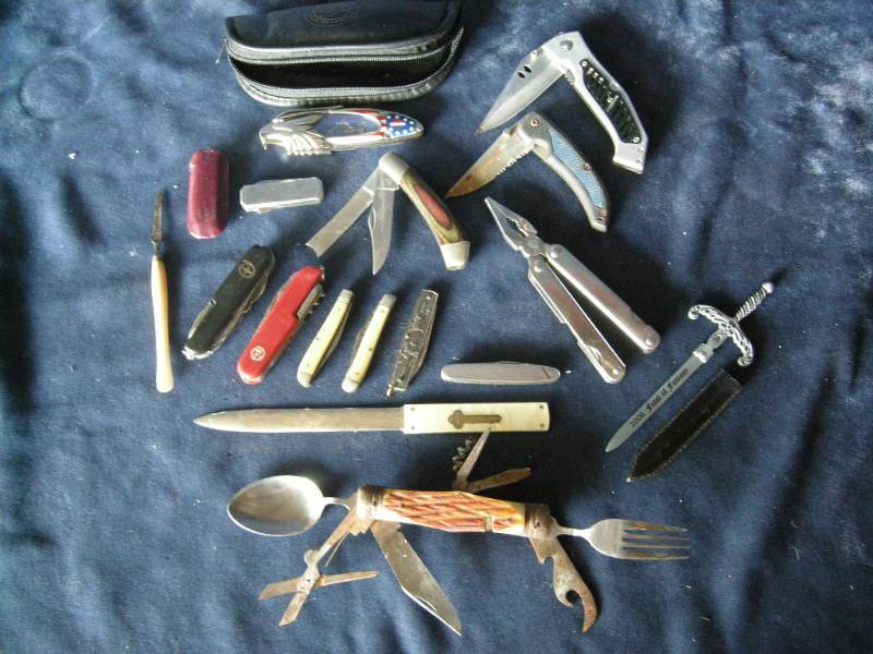 lot 64 image: Pocket knife collection