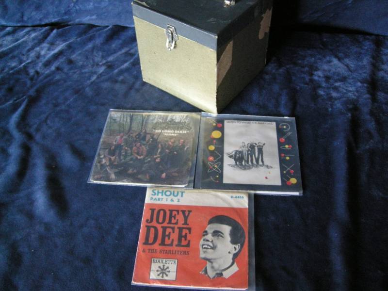 lot 76 image: 3 Vintage 45s recordscase