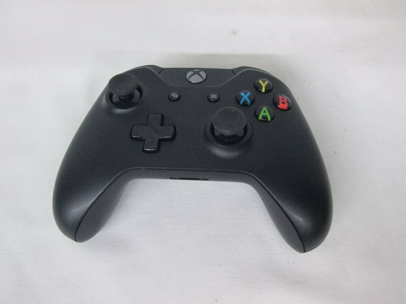 lot 38 image: Xbox One Wireless Controller