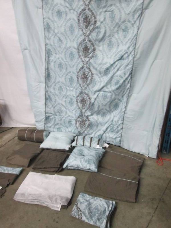 lot 16 image: Alcove Harlow 30-pc. Bedroom Super Set - Queen