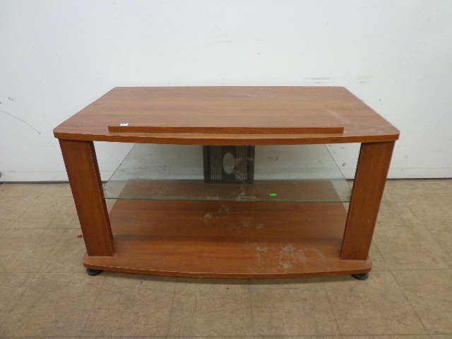 lot 14 image: Wooden table