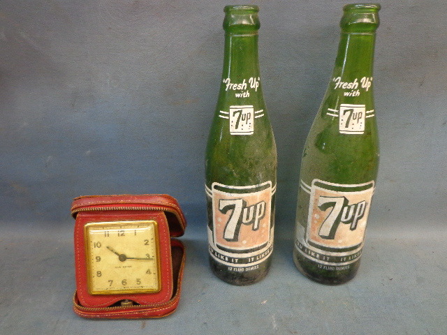 lot 25 image: 7-up bottles