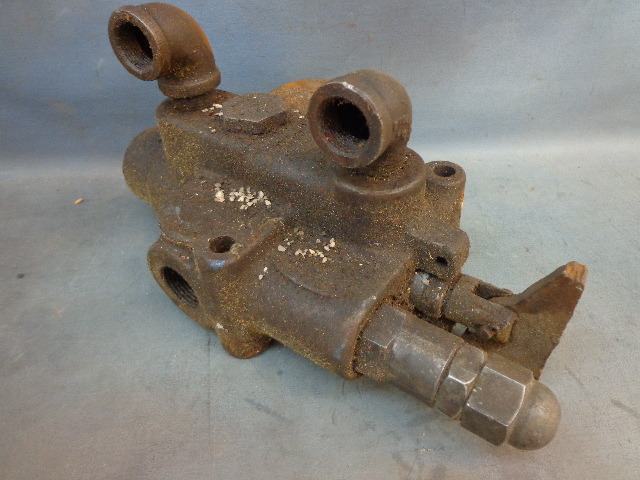 lot 28 image: Hydraulic valve