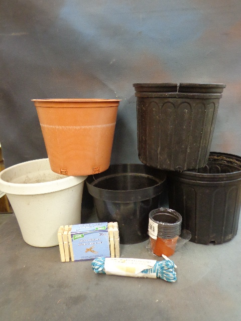 lot 86 image: Flower pots
