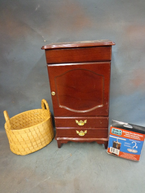 lot 87 image: Jewelry box and jewelry, and tie and belt hanger