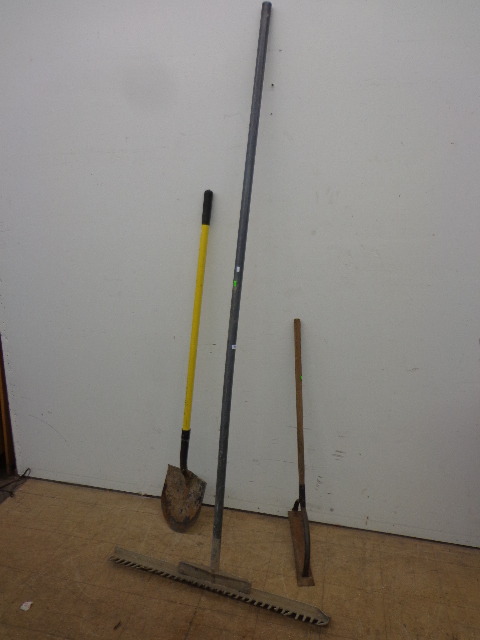 lot 104 image: Garden tools