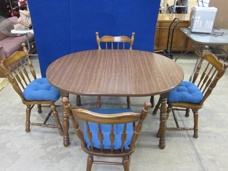 lot 1 image: Dining Table Set