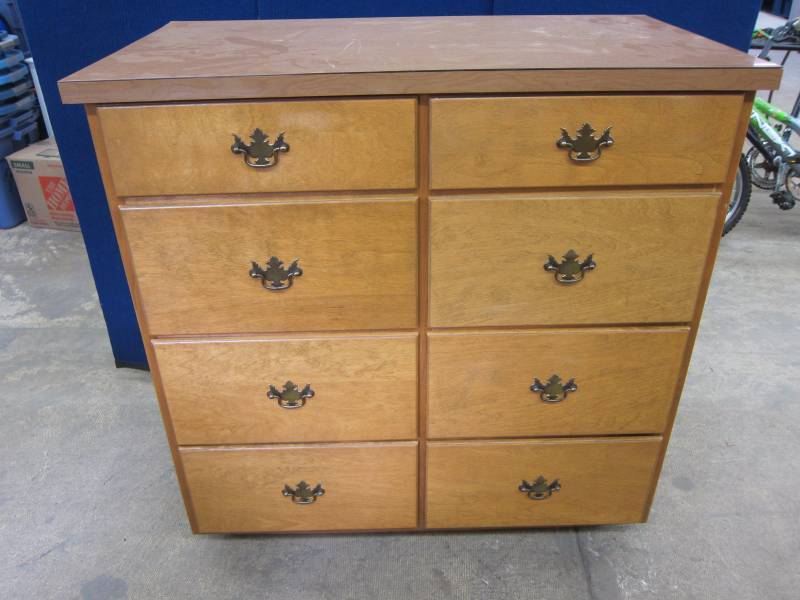 lot 7 image: Dresser