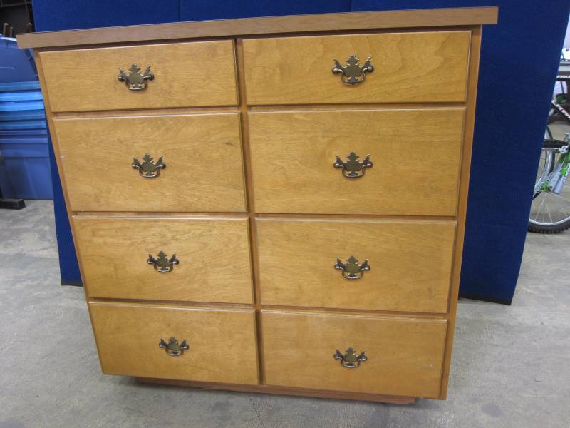lot 8 image: Dresser
