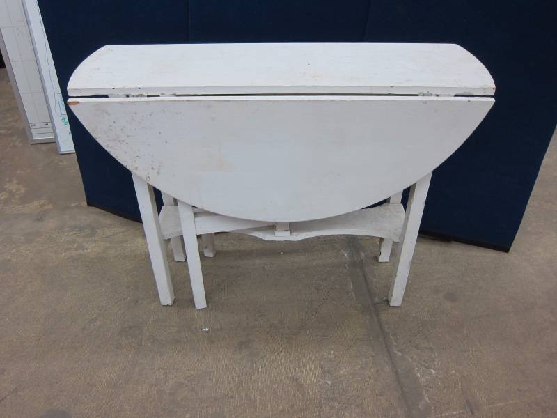 lot 13 image: Folding Gateleg Table