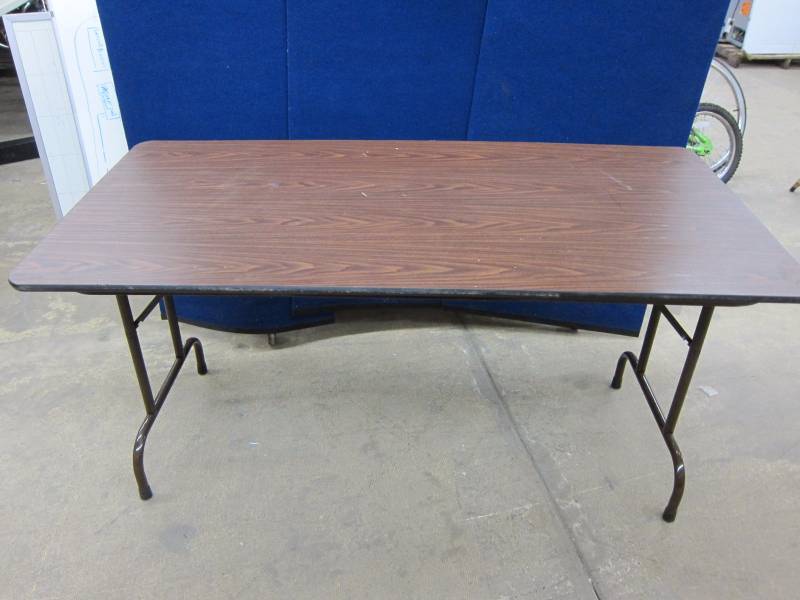 lot 14 image: Folding Table