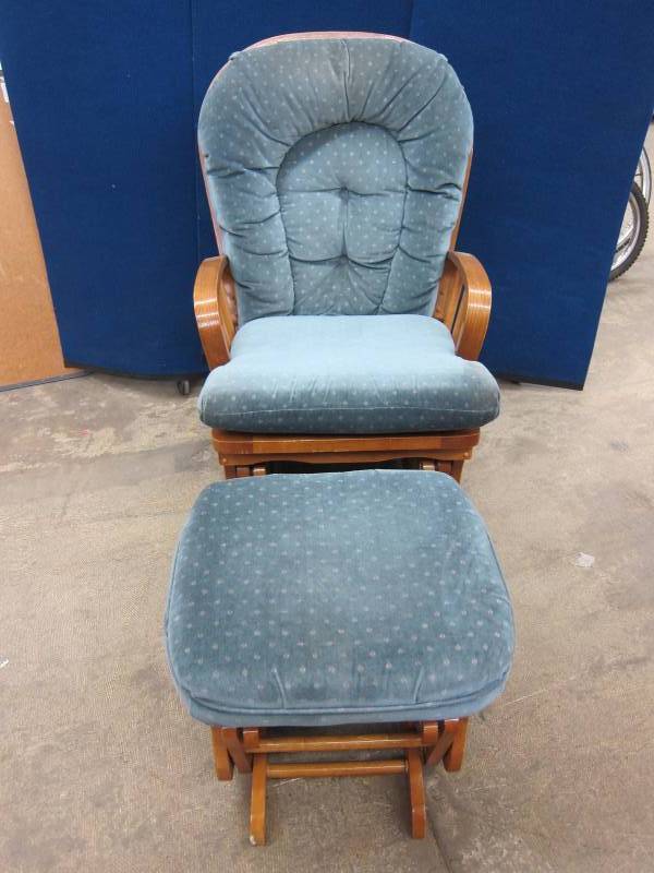 lot 16 image: Glider w Ottoman