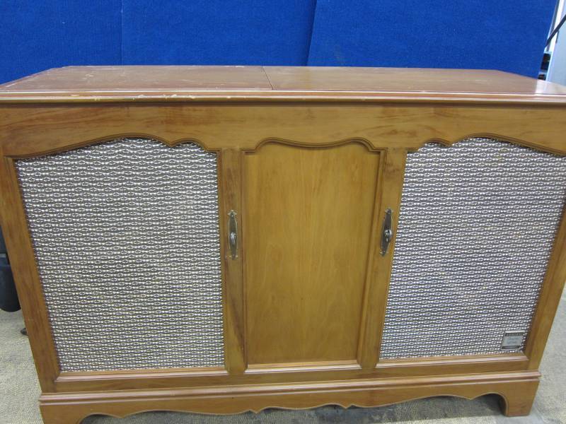 lot 28 image: Admiral Console