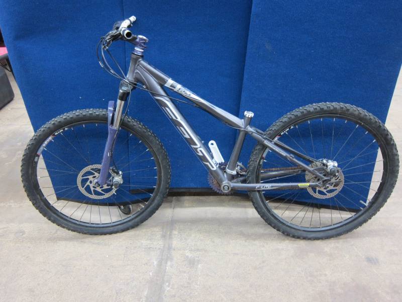 lot 46 image: Womens 24-Speed Bike