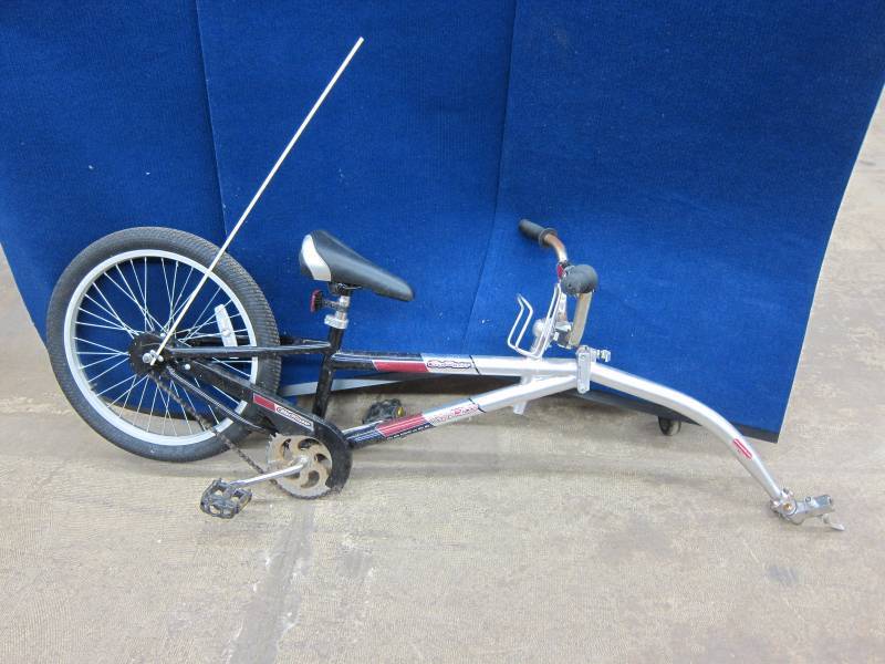 lot 49 image: Boys Bike Trailer