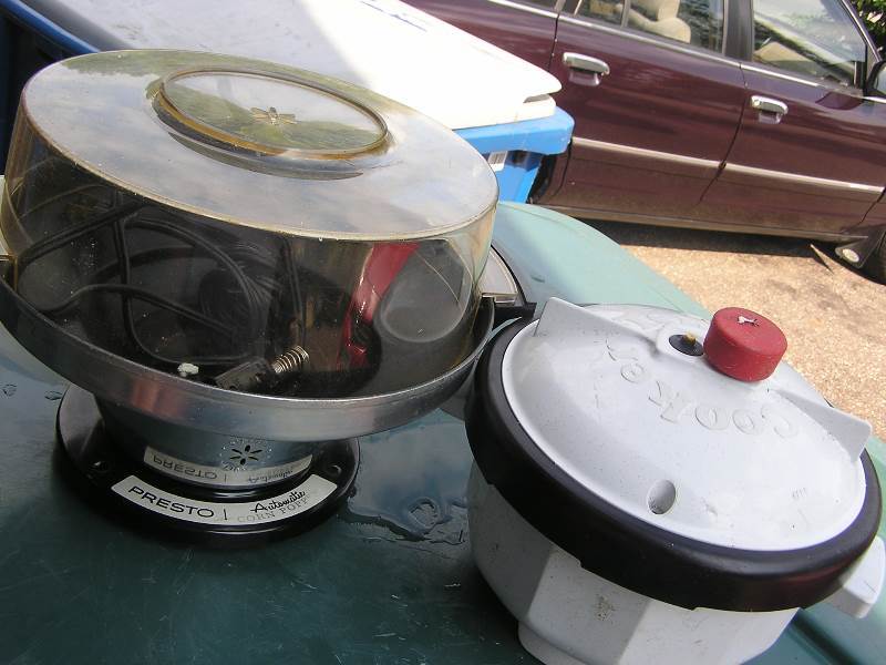 lot 7 image: VINTAGE PRESTO CORN POPPER AND TENDER COOKER